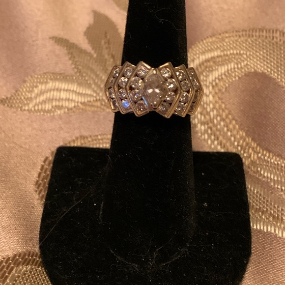 14K 2.00CTW YG Marquise/Round Diamond Ring. - Picture 4 of 5
